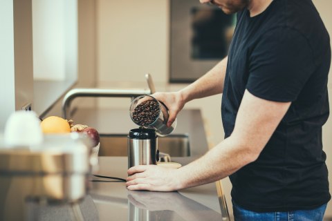 SEVERIN MŁYNEK DO KAWY I PRZYPAW INOX, POJEMNOŚĆ 50 G, ZWIJACZ KABLA, 2 NOŻE ZE STALI NIERDZEWNEJ, MOC 150W KM3879