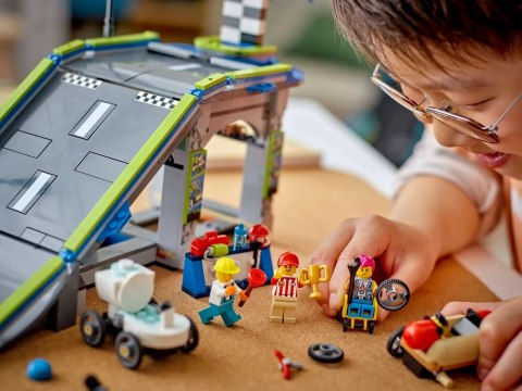 LEGO CITY 60460 Bez granic: tor z rampami dla wyścigówek
